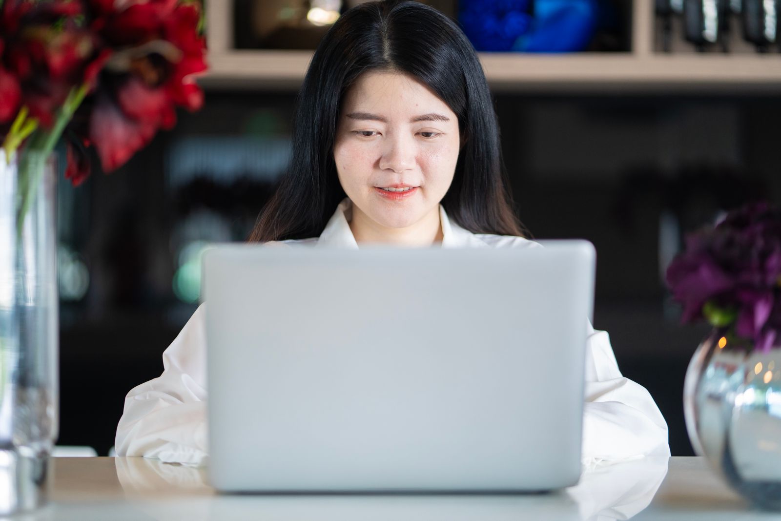 노트북으로 운영 현황을 확인하는 사업자
